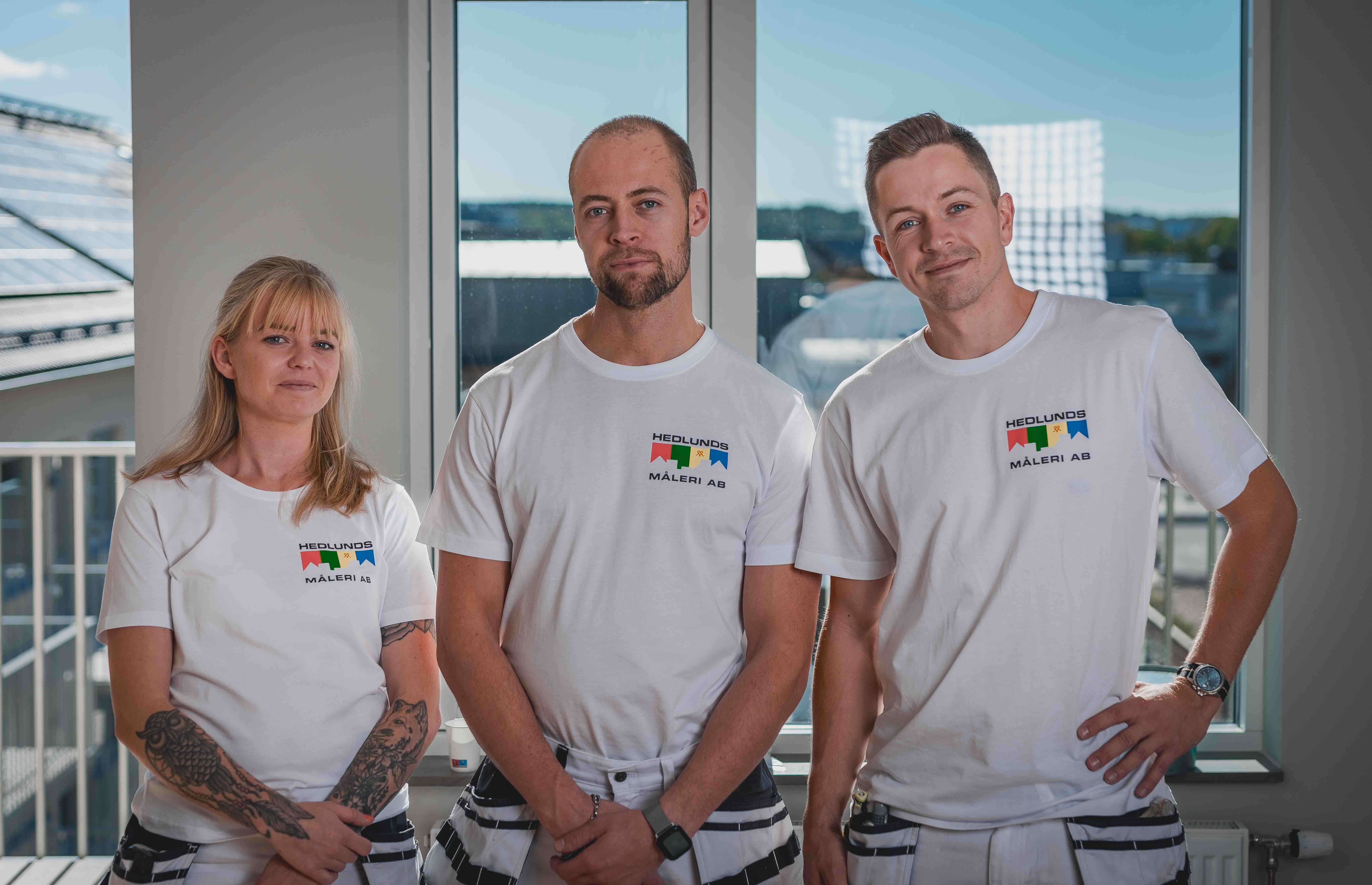 Tre medarbetare fotograferade tillsammans på arbetsplatsen