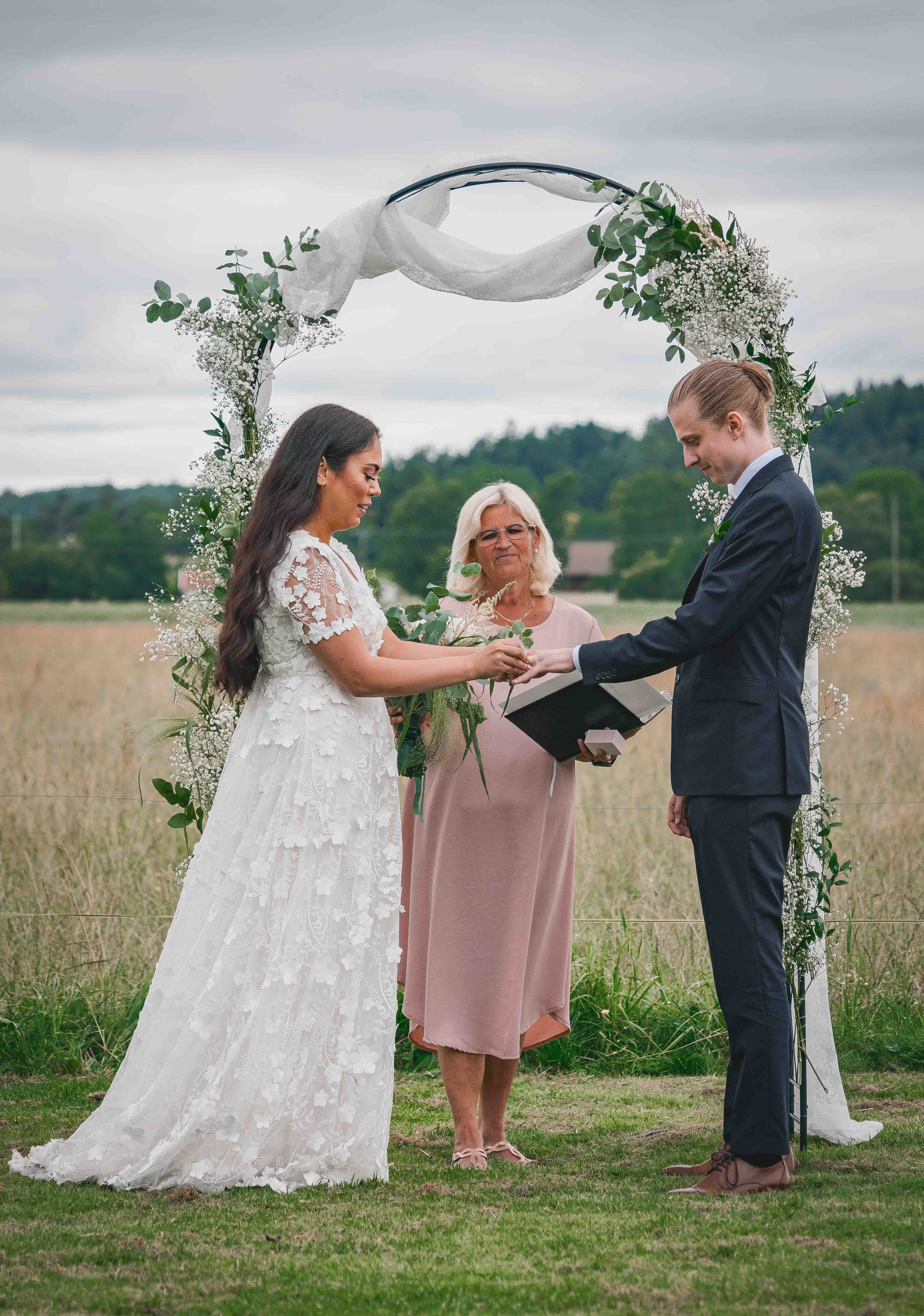 Hannes och Helena under den borgerliga vigseln på ängen