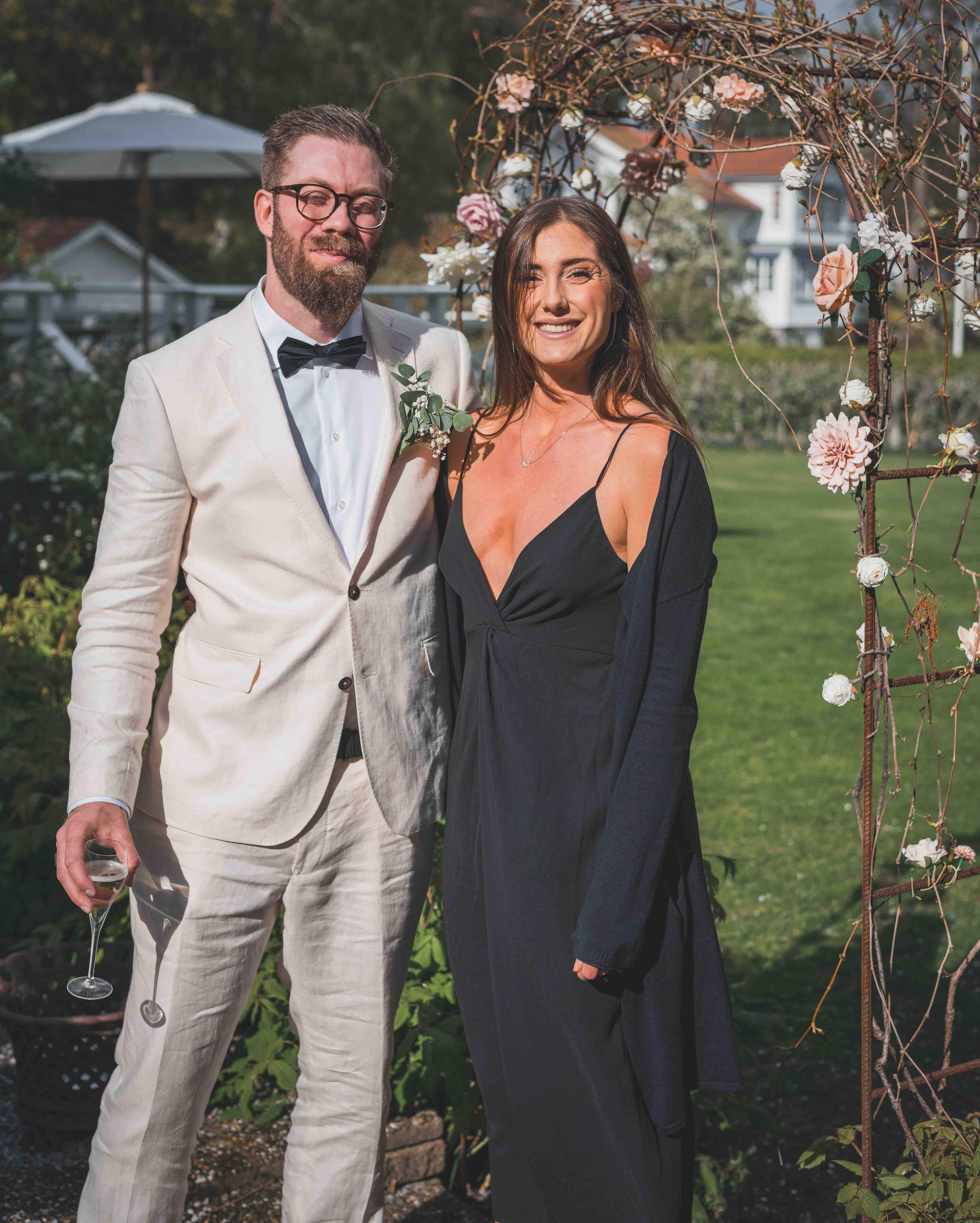 Bröllopsgäst fotograferad i trädgården på Villa Vanahem