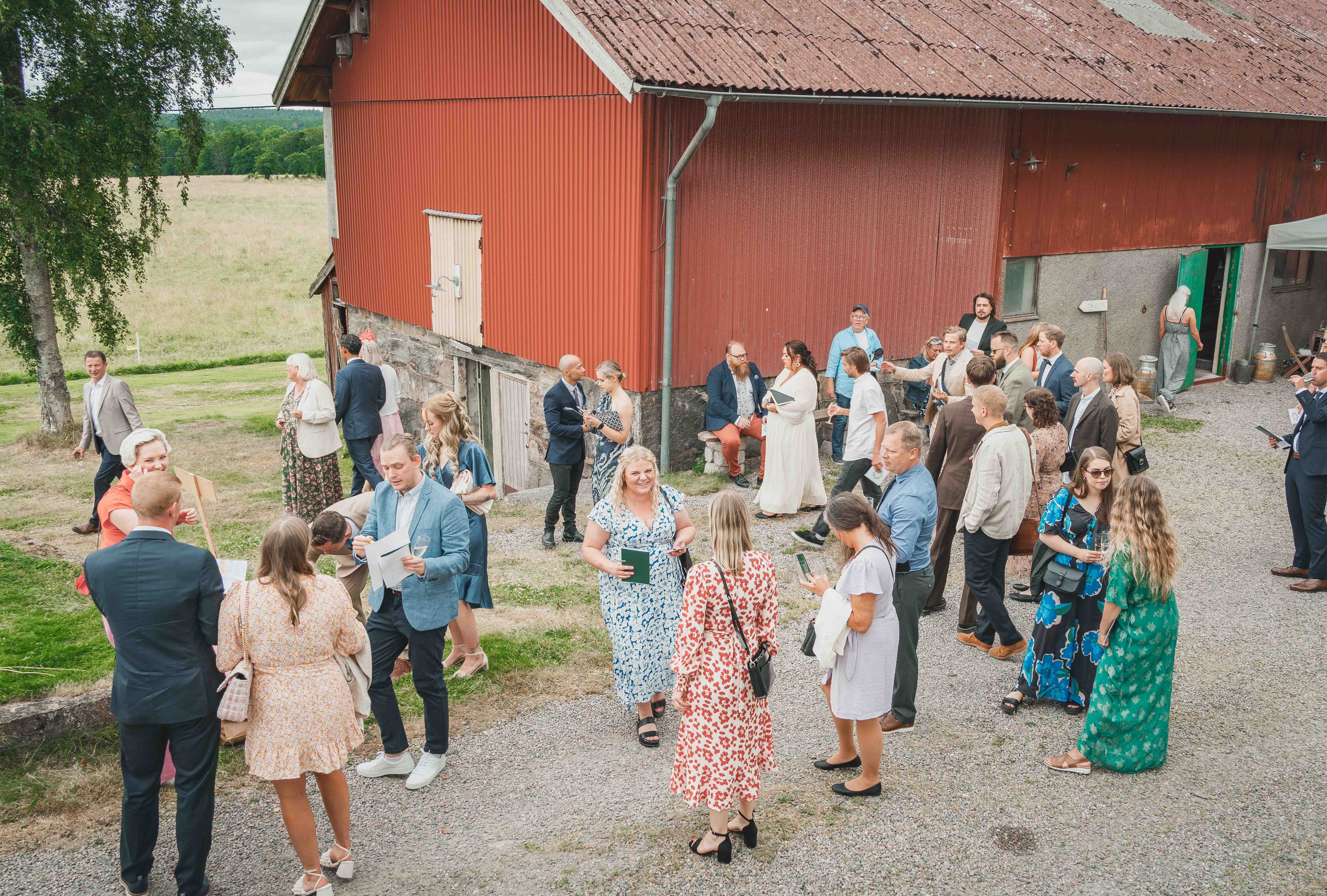 Gäster som minglar utanför ladan på Pernmyrs Gård