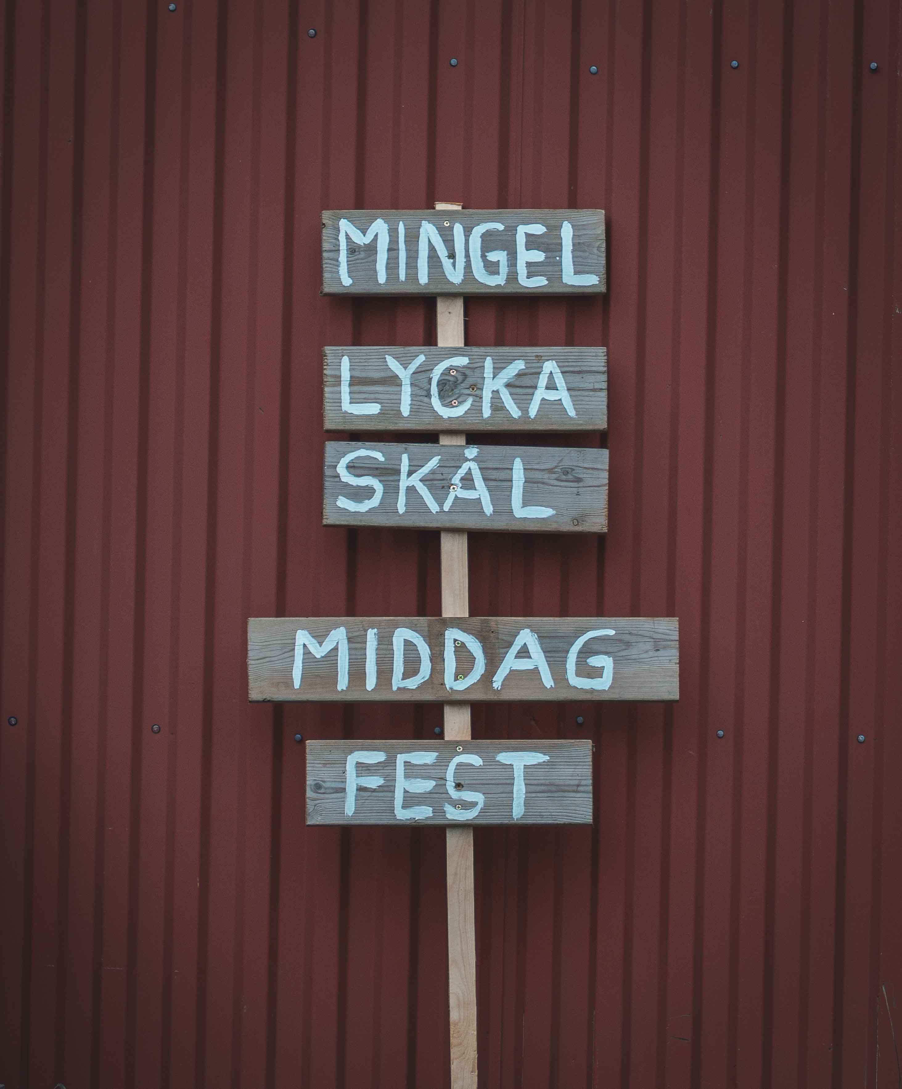 Skylt med mingel, lycka, skål, middag och fest