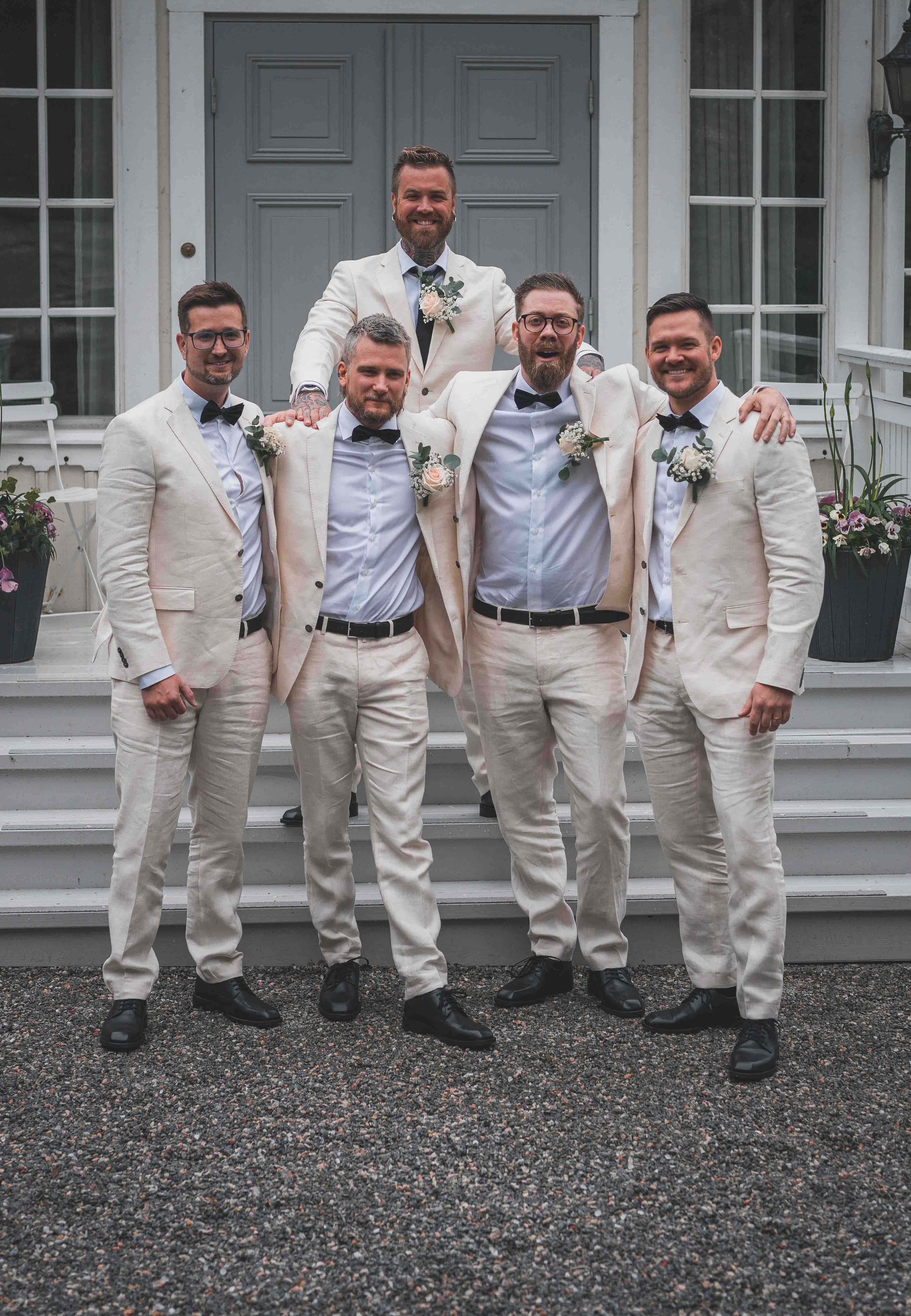 Bröllopspar under porträttfotografering