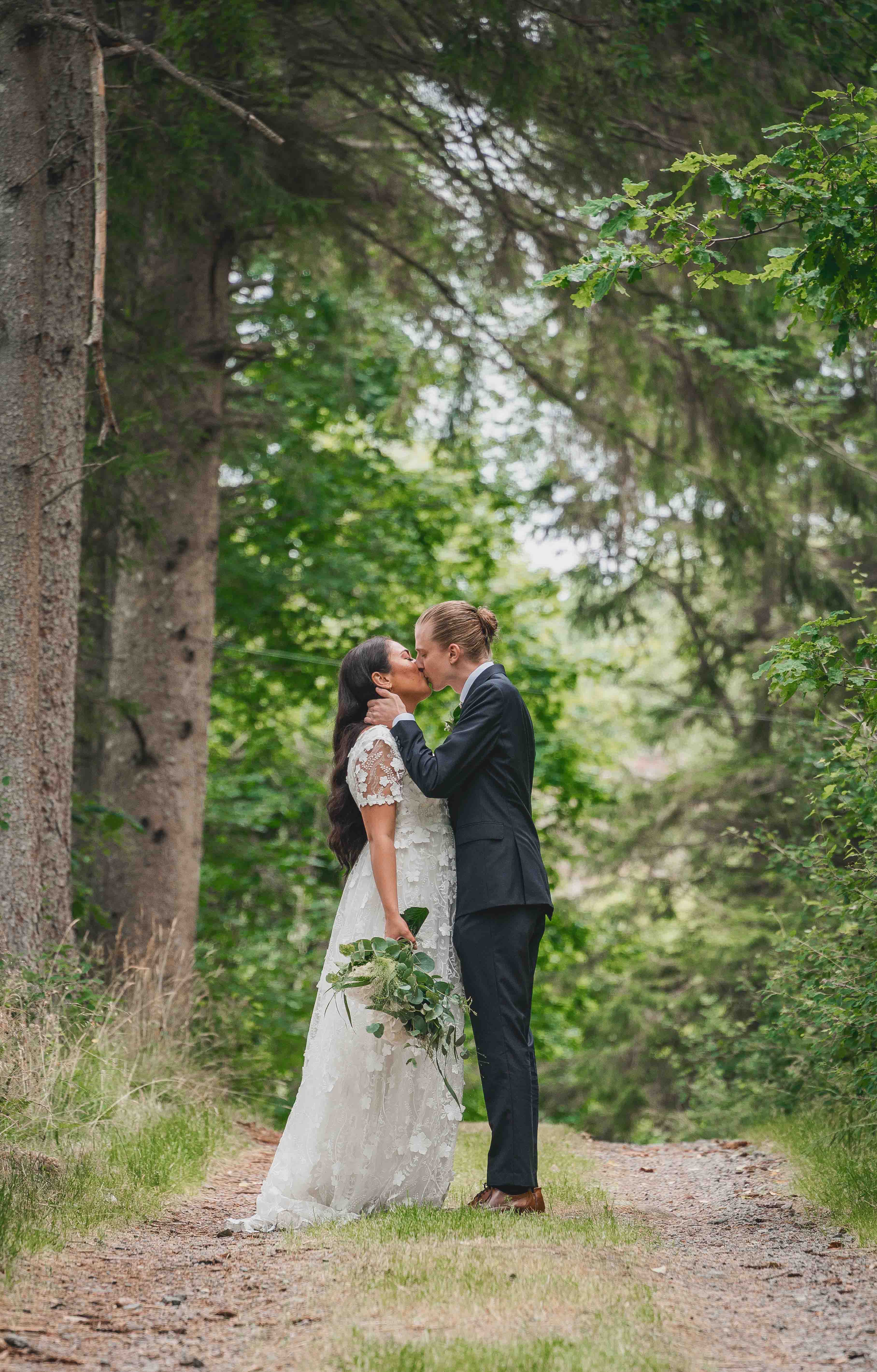 Hannes och Helena på en skogsstig före vigseln