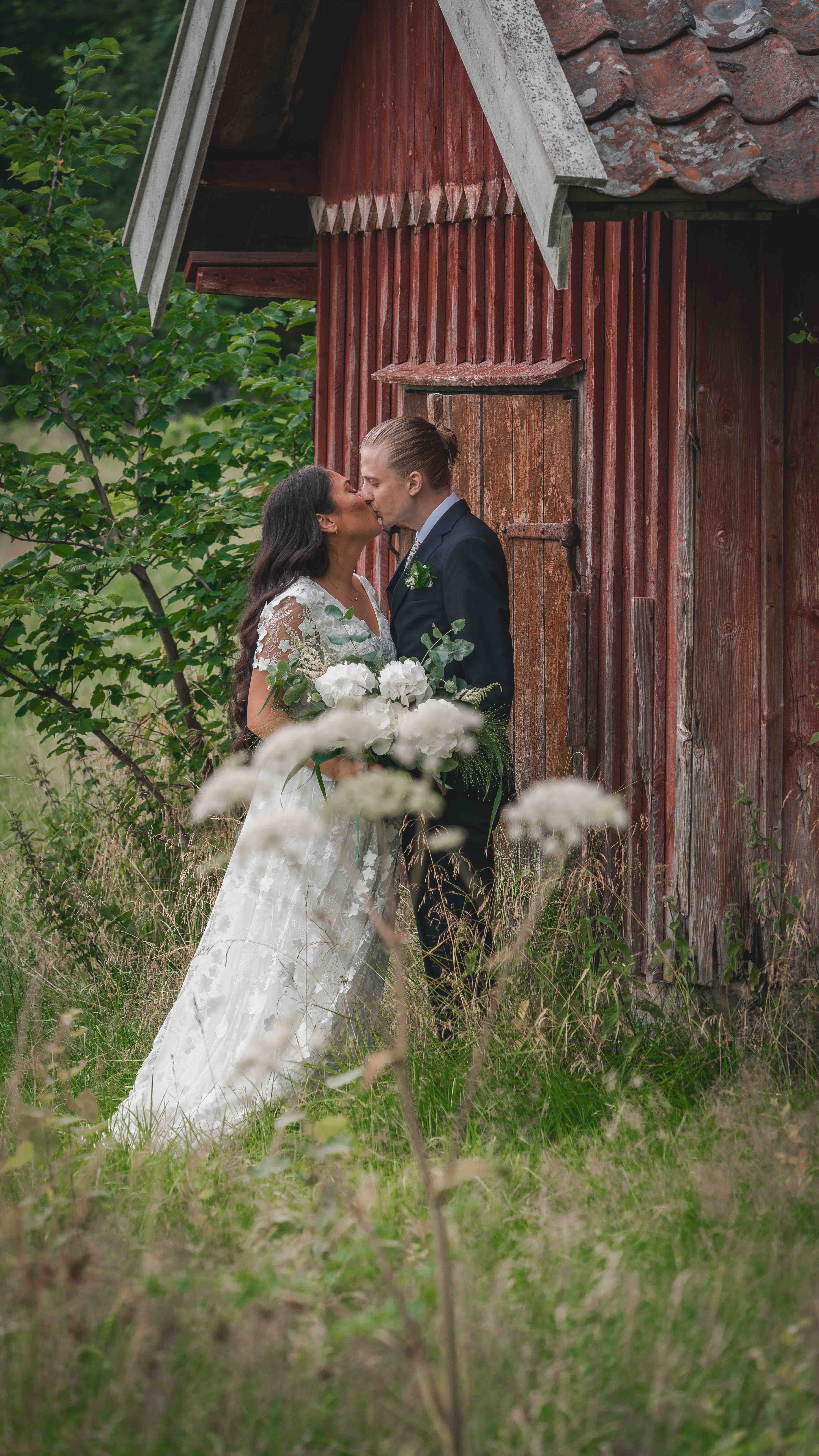 Hannes och Helena vid den röda ladan på Pernmyrs Gård