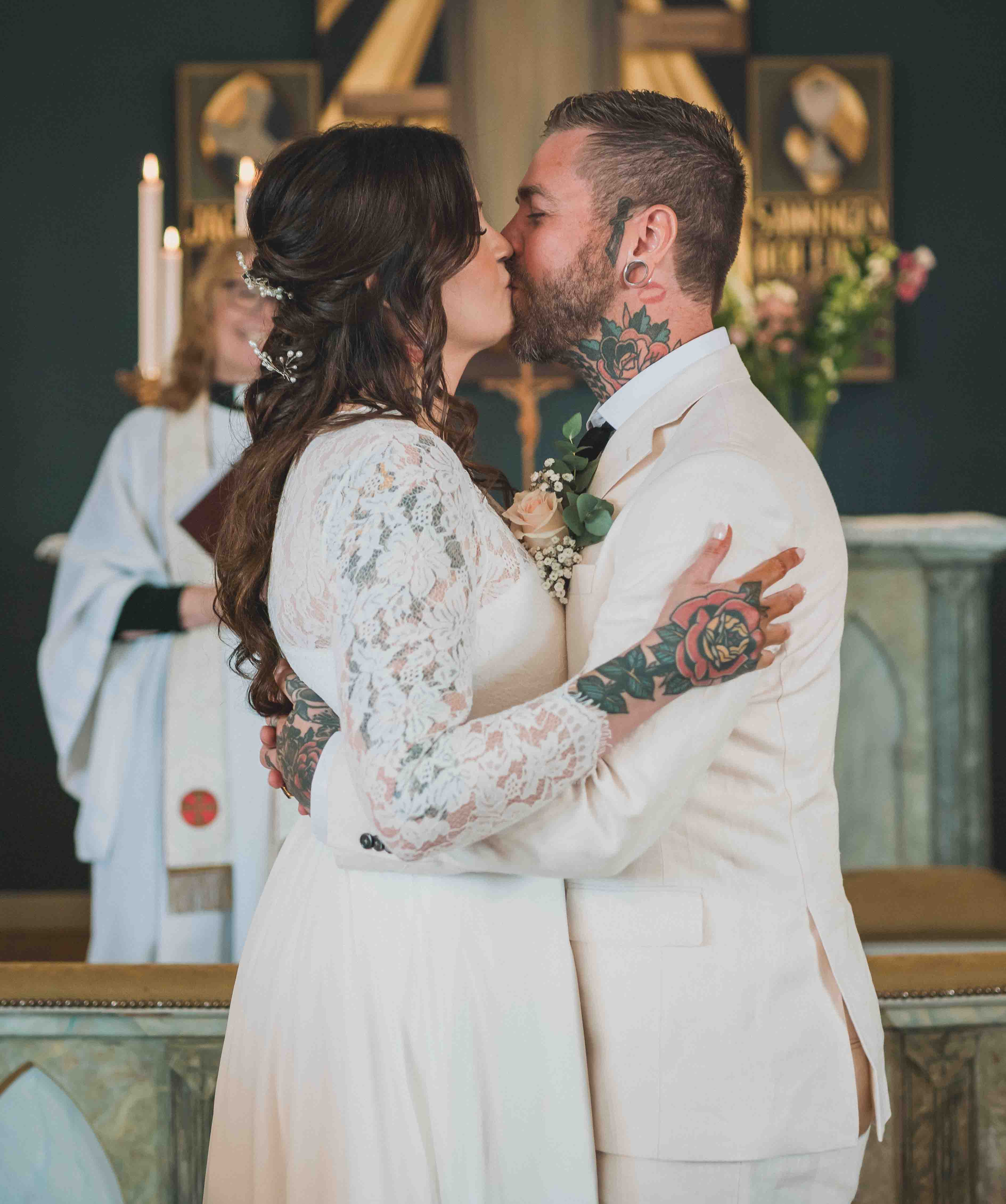 Rebecka och Aron kysser varandra under vigseln
