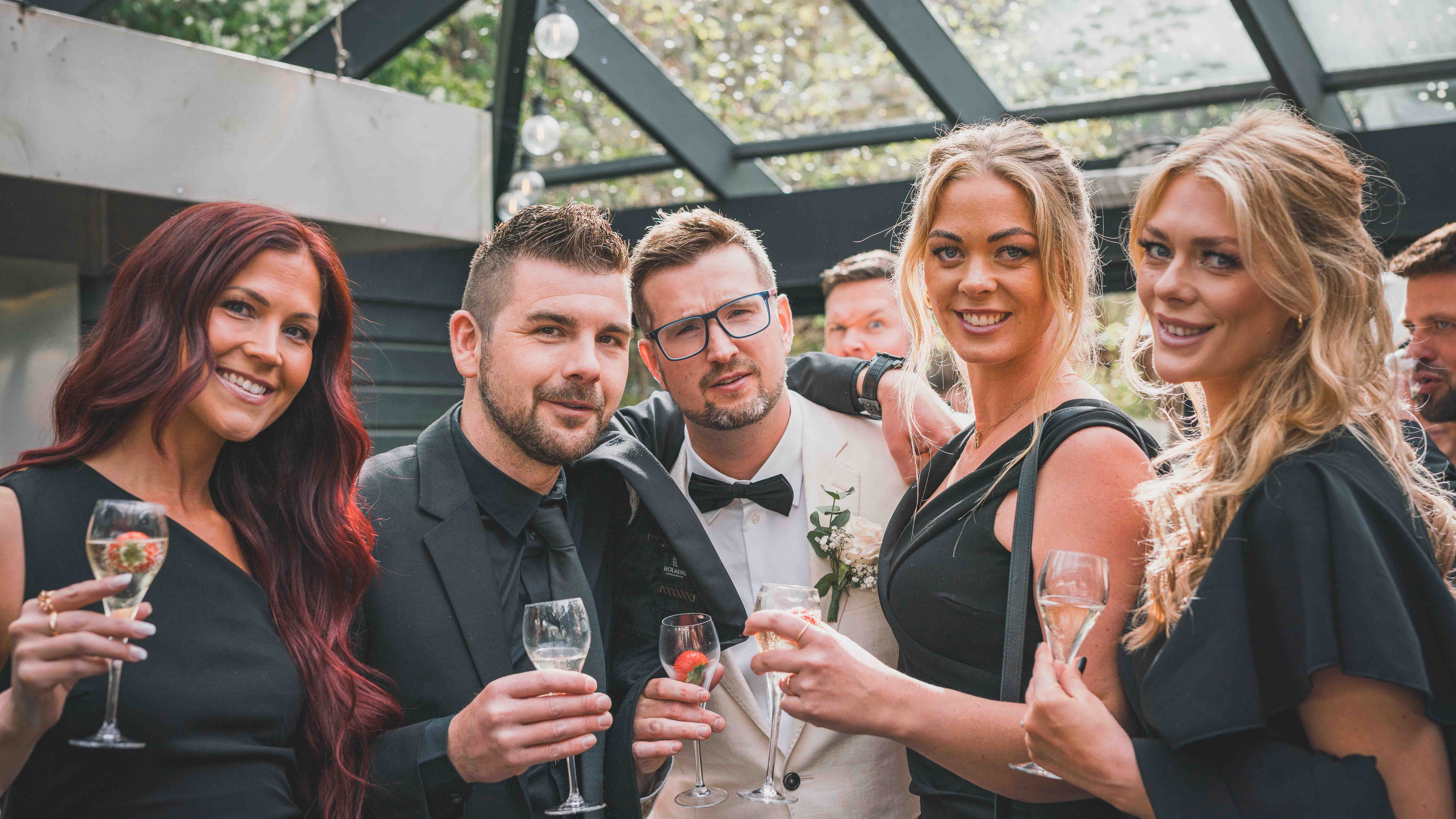 Bröllopsgäster under minglet på Villa Vanahem