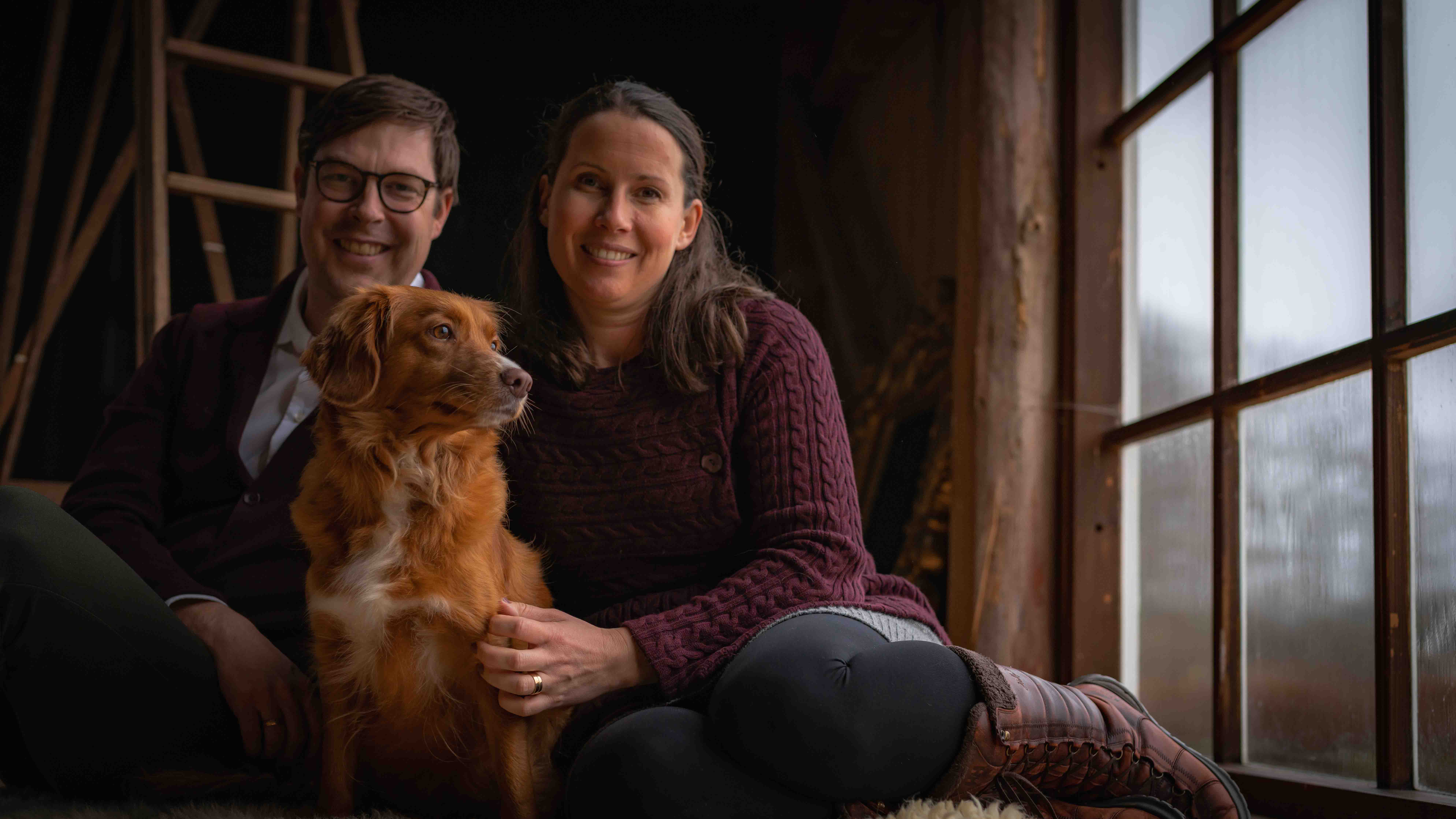 Parporträtt med familjens hund på Eventladan