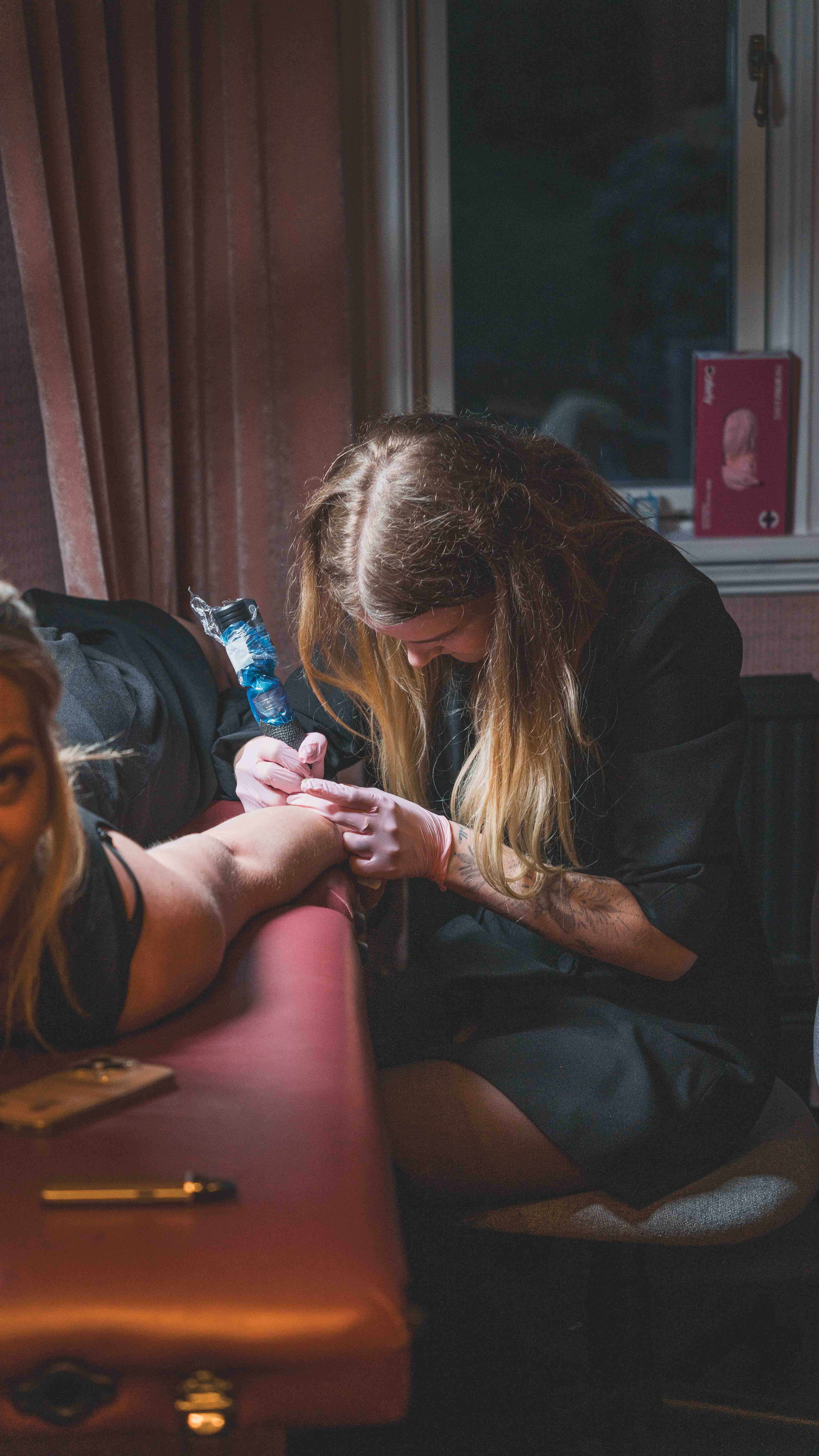 Gäst som blir tatuerad under bröllopsfesten